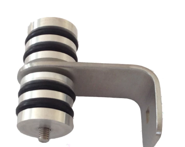 Patte intermédiaire en inox, assemblée avec rondelles en aluminium et joints toriques