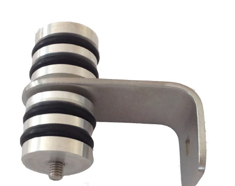 Patte intermédiaire en inox, assemblée avec rondelles en aluminium et joints toriques