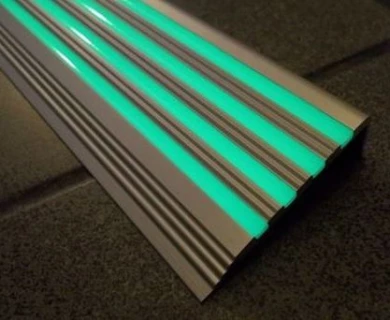 Nez de marche photoluminescent en aluminium, 60x22mm, longueur  1M