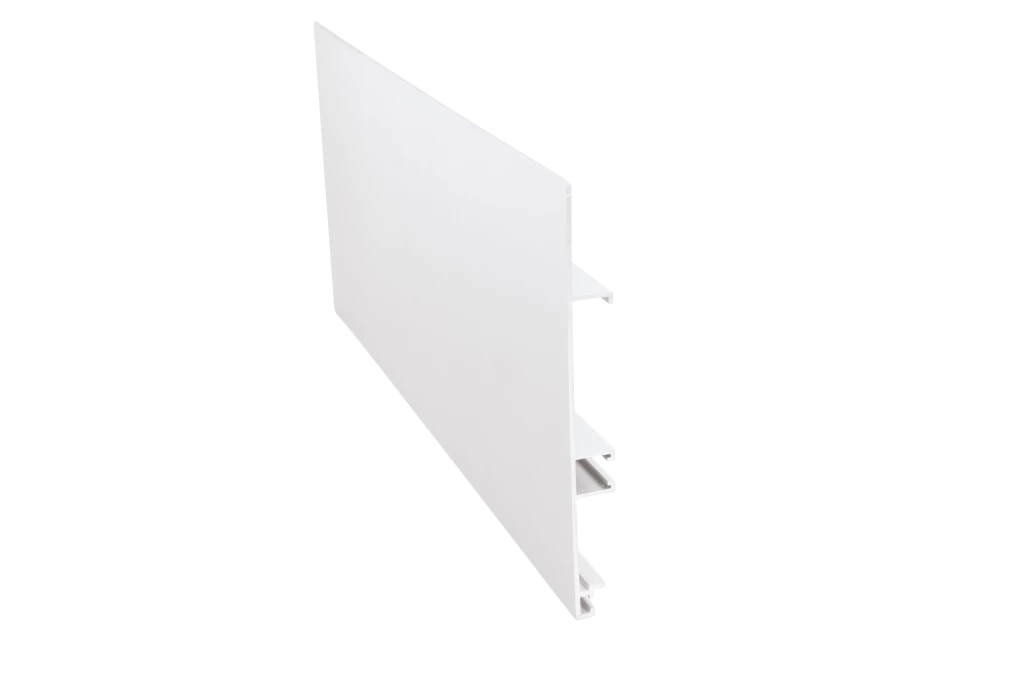 Plinthe de cuisine en aluminium laqué blanc, hauteur 150mm, longueur 4010mm